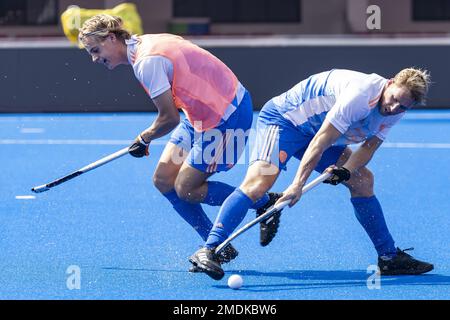 BHUBANESWAR – Justen Blok (L, NED) und Dennis Warmerdam (NED) während des Trainings im Vorfeld des Viertelfinals der Fußballweltmeisterschaft in Indien. AP WILLEM VERNES Stockfoto