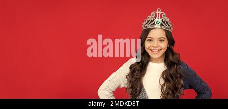 Glückliches Kind in Königin Krone. prinzessin in Tiara. Kind. Teen Mädchen tragen Diadem mit Kopieplatz. Stockfoto