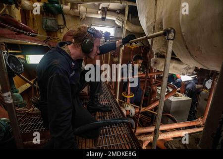 220725-N-AO868-1139 ADRIATISCHES MEER (25. Juli 2022) Gas Systems Turbine Technician (Mechanical) 1. Klasse Asa Dickinson aus Cincinnati verwendet eine Pumpe, um Wasser aus der Bilge in einem Hauptmaschinenraum an Bord des Ticonderoga-Klasse Guided-Raketenkreuzers USS San Jacinto (CG 56) in der Adria zu entfernen, 25. Juli 2022. San Jacinto ist auf einem geplanten Einsatz in den USA Marinestreitkräfte Europa Einsatzgebiet, angestellt von den USA Sechste Flotte, die die Interessen der USA, Verbündeten und Partner verteidigt. Stockfoto