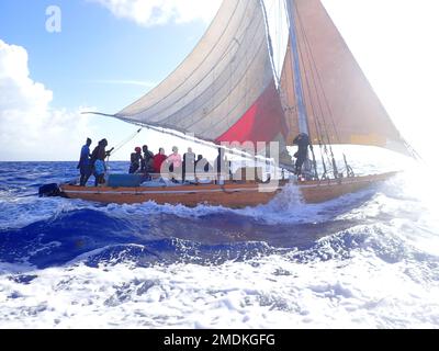 Ein stark überladenes Segelschiff in der Nähe der Cay Sal Bank, 25. Juli 2022. USA Küstenwache Cutter Tampas Crew hat 109 Haitianer nach Cap-Haitien, Haiti, am 30. Juli 2022 nach der Sperrung zurückgeführt. (USA Küstenwache Foto) Stockfoto