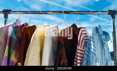 Kleidungsstücke, die am blauen Himmel hängen. Stockfoto
