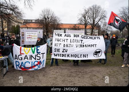 21.01.2023, Berlin, Deutschland, Europa - etwa 80-100 Menschen, überwiegend aus der radikalen Linken- und Alternativszene, bei einem Gegenprotest zur AfD-Rallye. Stockfoto