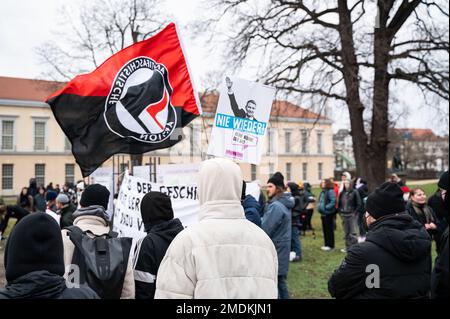 21.01.2023, Berlin, Deutschland, Europa - etwa 80-100 Menschen, überwiegend aus der radikalen Linken- und Alternativszene, bei einem Gegenprotest zur AfD-Rallye. Stockfoto