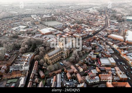 Ein Luftbild der Marktstadt Selby an einem nebeligen Wintermorgen mit der antiken Architektur der Selby Abbey Kirche im Zentrum Stockfoto