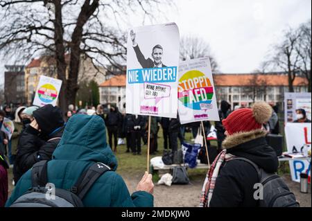 21.01.2023, Berlin, Deutschland, Europa - etwa 80-100 Menschen, überwiegend aus der radikalen Linken- und Alternativszene, bei einem Gegenprotest zur AfD-Rallye. Stockfoto