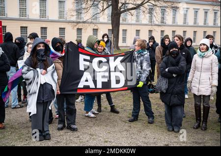 21.01.2023, Berlin, Deutschland, Europa - etwa 80-100 Menschen, überwiegend aus der radikalen Linken- und Alternativszene, bei einem Gegenprotest zur AfD-Rallye. Stockfoto