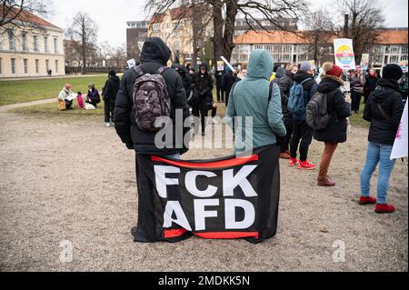 21.01.2023, Berlin, Deutschland, Europa - etwa 80-100 Menschen, überwiegend aus der radikalen Linken- und Alternativszene, bei einem Gegenprotest zur AfD-Rallye. Stockfoto