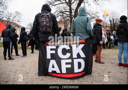 21.01.2023, Berlin, Deutschland, Europa - etwa 80-100 Menschen, überwiegend aus der radikalen Linken- und Alternativszene, bei einem Gegenprotest zur AfD-Rallye. Stockfoto