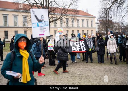 21.01.2023, Berlin, Deutschland, Europa - etwa 80-100 Menschen, überwiegend aus der radikalen Linken- und Alternativszene, bei einem Gegenprotest zur AfD-Rallye. Stockfoto