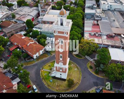 Kleiner Platz und Blick auf einen Turm im Carapachay buenos aires Stockfoto