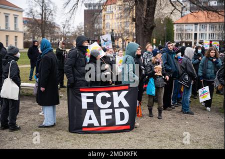 21.01.2023, Berlin, Deutschland, Europa - etwa 80-100 Menschen, überwiegend aus der radikalen Linken- und Alternativszene, bei einem Gegenprotest zur AfD-Rallye. Stockfoto