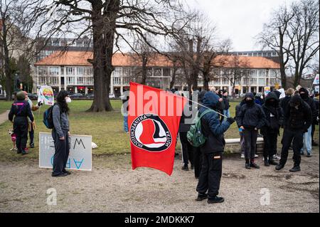 21.01.2023, Berlin, Deutschland, Europa - etwa 80-100 Menschen, überwiegend aus der radikalen Linken- und Alternativszene, bei einem Gegenprotest zur AfD-Rallye. Stockfoto