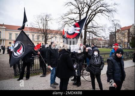 21.01.2023, Berlin, Deutschland, Europa - etwa 80-100 Menschen, überwiegend aus der radikalen Linken- und Alternativszene, bei einem Gegenprotest zur AfD-Rallye. Stockfoto