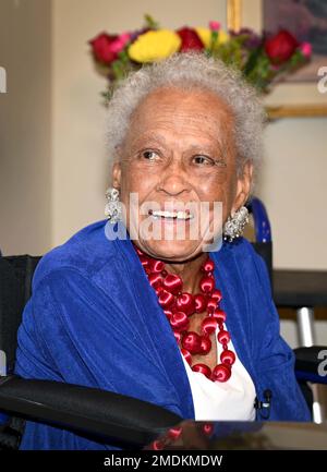 Romay Davis lächelt während eines Interviews am 26. Juli 2022 im Montgomery City Hall in Montgomery, Alabama. Eine Zeremonie wurde zu Ehren der 102-jährigen Veteranin des Zweiten Weltkriegs für ihren Dienst als Mitglied des 6888. Central Postal Directory Bataillons abgehalten. Die rein weibliche und rein schwarze Einheit erhielt die Congressional Gold Medal von Präsident Joe Biden und die Zeremonie fand am 74. Jahrestag des Armed Forces Women’s Integration Act statt. 22. Luftwaffe, Air Mobility Command, Maxwell Air Force Base, USNORTHCOM, USTRANSCOM, Air Force Reserve Command, Stockfoto