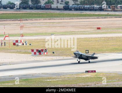 Ein F-35A Lightning II-Flugzeug startet am 25. Juli 2022 auf dem Luftwaffenstützpunkt Luke, Arizona. USA Luftwaffenbrücke. General Gregory Kreuder, 56. Kampfflügelkommandant, nahm seinen letzten Flug auf Luke AFB, um Vertrauen und Stärke an seinem nächsten Dienstort zu wecken. Stockfoto