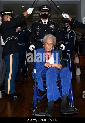 Romay Davis, Zentrum, wird von einem Mitglied der Army Honor Guard am 26. Juli 2022 im Montgomery City Hall in Montgomery, Alabama, zu einer Zeremonie begleitet. Eine Zeremonie wurde zu Ehren der 102-jährigen Veteranin des Zweiten Weltkriegs für ihren Dienst als Mitglied des 6888. Central Postal Directory Bataillons abgehalten. Die rein weibliche und rein schwarze Einheit erhielt die Congressional Gold Medal von Präsident Joe Biden und die Zeremonie fand am 74. Jahrestag des Armed Forces Women’s Integration Act statt. 22. Luftwaffe, Air Mobility Command, Maxwell Air Force Base, USNORTHCOM, USTRANSCOM, Air Force Reserve Command, Stockfoto