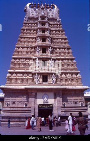 Der Chamundeshwari-Tempel ist ein Hindu-Tempel auf dem Gipfel des Chamundi-Hügels, etwa 13 km von der Palaststadt Mysuru im Bundesstaat Karnataka in Indien entfernt. Der Tempel wurde nach Chamundeshwari benannt, der wilden Form von Shakti, einer tutelistischen Gottheit, die jahrhundertelang von den Maharadschas von Mysuru in Ehrfurcht gehalten wurde. Es liegt in einer Höhe von etwa 3300 ft über dem mittleren Meeresspiegel. Es wird angenommen, dass Göttin Durga den Dämonenkönig Mahishasura auf diesem Hügel getötet hat, der von ihm regiert wurde. Stockfoto