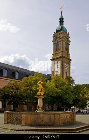 St. George's Fountain auf dem Marktplatz, St. Georges Kirche im Hintergrund, Deutschland, Thüringen, Eisenach Stockfoto