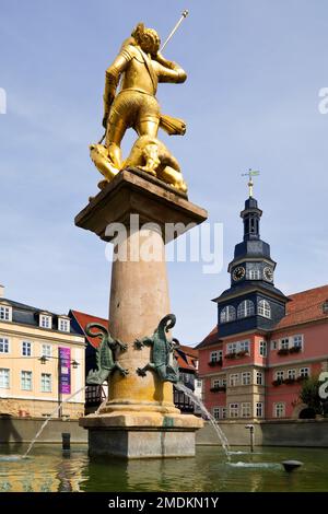 St. George's Fountain auf dem Marktplatz, St. Georges Kirche im Hintergrund, Deutschland, Thüringen, Eisenach Stockfoto