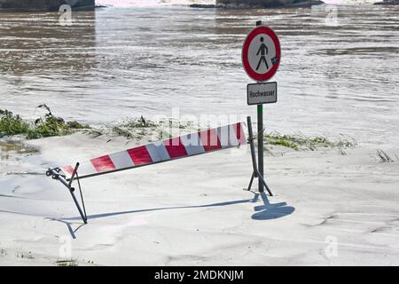 schild "Passage verboten" im Schlamm, Flut 2010, Deutschland, Bayern, Niederbayern, Niederbayern, Passau Stockfoto