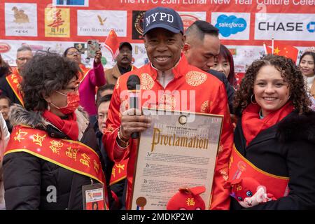 New York, Usa. 22. Januar 2023. Eric Adams, Bürgermeister von New York City, präsentiert eine Proklamation zum MondNeujahrstag im Better Chinatown USA's Mondneujahr des Hasen, Feuerracker-Eröffnungszeremonie und Kulturfestival in Chinatown, New York City. Kredit: SOPA Images Limited/Alamy Live News Stockfoto