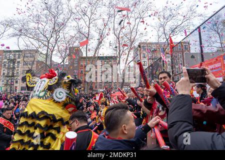 New York, Usa. 22. Januar 2023. Das Mondneujahr des Hasen in Chinatown, New York City, lockt mit Konfetti und Kultur-Festivals zur Eröffnung des Feuerwerkskörpers in Chinatown, New York City. Kredit: SOPA Images Limited/Alamy Live News Stockfoto