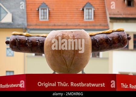 werbung für Thueringer Rostbratwurst in einem Brötchen auf einem Marktplatz, Deutschland, Thüringen, Weimar Stockfoto