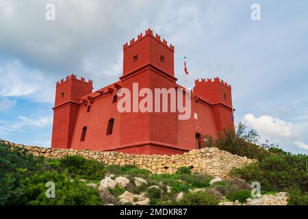 Mellieha, Malta - November 22. 2021: Der Turm der Heiligen Agatha ist ein Lascaris-Turm, bekannt als der Rote Turm, der 1649 von den Rittern des Heiligen Johannes erbaut wurde. Stockfoto