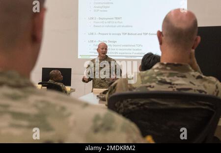 Oberst John Dunn, Befehlshaber der 290. Militärpolizeibrigade, spricht mit den Führern am ersten Tag des Titan Warrior hier in Camp Shelby, Mississippi. Titan Warrior ist eine zweiwöchige Übung, die von Soldaten der 290. Jahre durchgeführt wird, um berufsspezifische Aufgaben und grundlegende Fähigkeiten des Soldaten zu erlernen. Stockfoto