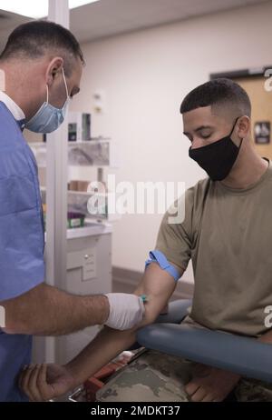 Sgt. James Freitas, ein praktischer Krankenpflegespezialist der 7226. Medizinischen Unterstützungseinheit, entnimmt dem 1. LT. Timothy Hunt Blut, einem Militärpolizisten der 805. Militärpolizeigesellschaft hier in Camp Shelby, Mississippi, während des Soldier Readiness Processing Teils von Titan Warrior. Titan Warrior ist eine zweiwöchige Übung, bei der Soldaten der 290. Militärpolizeibrigade über arbeitsspezifische Aufgaben und grundlegende Fähigkeiten von Soldaten trainieren Stockfoto