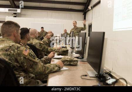 Major Joshua Frye, G3. Offizier bei der 290. Militärpolizeibrigade, informiert Anführer am ersten Tag des Titan-Kriegers hier in Camp Shelby, Mississippi. Titan Warrior ist eine zweiwöchige Übung, die von Soldaten der 290. Militärpolizeibrigade durchgeführt wird und sich mit arbeitsspezifischen Aufgaben und grundlegenden Fähigkeiten der Soldaten befasst. Stockfoto