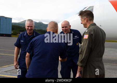 Von links nach rechts sehen Sie ADM. Steven D. Poulin, USA Vizekommandant der Küstenwache, Captain Edward J. Hernaez, Kommandierender Offizier der Basis Kodiak, Hauptunteroffizier Charlie F. Salls und Captain Nathan E. Coulter, Kommandierender Offizier der Luftwaffe Kodiak, 25. Juli 2022. Poulin und Salls reisten mit einem Team zur Basis Kodiak, um die Infrastruktur zu inspizieren und zu besprechen. USA Foto der Küstenwache von Petty Officer 1., Klasse Ali Blackburn. Stockfoto