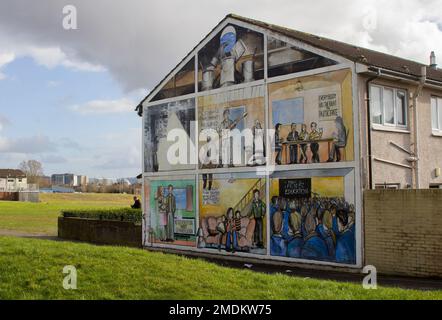 21. Februar 18 Ein gemaltes Wandgemälde auf einer Gable-Mauer im Council Housing Estate im Petershill-Gebiet der Lower Shankill Road in Belfast Nordirland Stockfoto