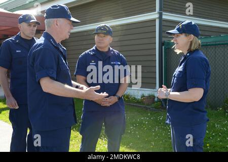 Von links nach rechts sehen Sie Master Chief Petty Officer Charlie F. Salls, den 14. District Command Master Chief, ADM. Steven D. Poulin, USA Vizekommandant der Küstenwache, Captain Edward J. Hernaez, Kommandierender Offizier der Basis Kodiak und Commander. Anna Steel, Leiter der Personalabteilung der Basis Kodiak, am 25. Juli 2022. Die Gruppe besuchte das Base Kodiak Child Development Center, das ursprünglich 1986 erbaut wurde. USA Foto der Küstenwache von Petty Officer 1., Klasse Ali Blackburn. Stockfoto