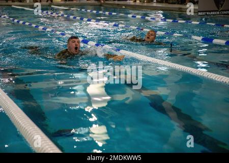 Sgt. Tyler Holloway von der 115th Field Artillery Brigade in der Wyoming Army National Guard führt eines der Swim Survival Events beim National Best Warrior Competition an der Middle Tennessee State University in Murfreesboro, Tennessee, am 25. Juli 2022 durch. 14 Wettbewerber aus dem ganzen Land kamen vom 22. Bis 29. Juli zusammen. Der National Best Warrior Wettbewerb hat die besten Soldaten der Army National Guard. ARNG National Best Warrior Competition, Soldaten, Tennessee National Guard, Competition, National's Best Warrior Competition, Stockfoto