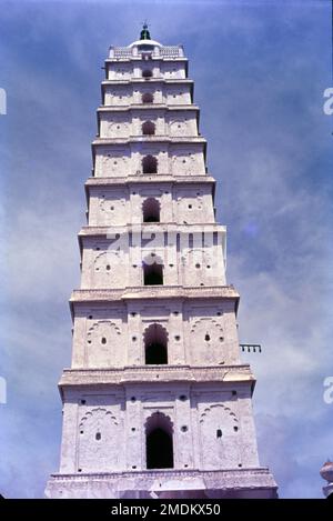 Nagore Dargah ist ein Dogah, der über dem Grab des Sufi saint Shahul Hameed erbaut wurde. Es liegt in Nagore, einer Küstenstadt im südindischen Bundesstaat Tamil Nadu. Es gibt fünf Minarette in der Dogah, mit dem hinduistischen Maratha-Herrscher von Thanjavur Pratap Singh (1739–1763 CE), der das höchste Minarett baut. Die Dogah ist ein bedeutendes Wallfahrtszentrum, das Pilger aus dem Islam und dem Hinduismus anzieht und die friedliche Koexistenz zwischen den beiden Religionen symbolisiert. Stockfoto