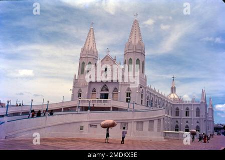 Es befindet sich in Velankanni im Nagapattinam-Viertel, Tamil Nadu. Velankanni hat eines der größten katholischen Pilgerzentren des Landes, die Basilika unserer Lieben Frau der guten Gesundheit. Mutter Vailankanni. Bekannt als die „Lourdes des Ostens“, ist die Kirche Velankanni eine der meistverehrten Pilgerfahrten für Katholiken in Indien. Die Geschichte der Kirche geht zurück auf das 16. Oder 17. Jahrhundert, als Mutter Maria in diesem kleinen Dorf erschienen sein soll, mit dem kleinen Jesus in ihren Händen. Stockfoto