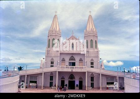 Es befindet sich in Velankanni im Nagapattinam-Viertel, Tamil Nadu. Velankanni hat eines der größten katholischen Pilgerzentren des Landes, die Basilika unserer Lieben Frau der guten Gesundheit. Mutter Vailankanni. Bekannt als die „Lourdes des Ostens“, ist die Kirche Velankanni eine der meistverehrten Pilgerfahrten für Katholiken in Indien. Die Geschichte der Kirche geht zurück auf das 16. Oder 17. Jahrhundert, als Mutter Maria in diesem kleinen Dorf erschienen sein soll, mit dem kleinen Jesus in ihren Händen. Stockfoto