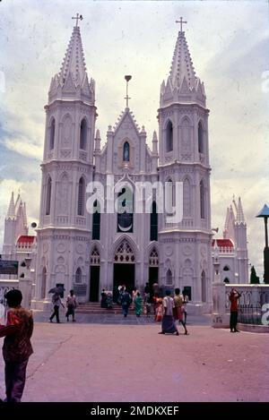 Es befindet sich in Velankanni im Nagapattinam-Viertel, Tamil Nadu. Velankanni hat eines der größten katholischen Pilgerzentren des Landes, die Basilika unserer Lieben Frau der guten Gesundheit. Mutter Vailankanni. Bekannt als die „Lourdes des Ostens“, ist die Kirche Velankanni eine der meistverehrten Pilgerfahrten für Katholiken in Indien. Die Geschichte der Kirche geht zurück auf das 16. Oder 17. Jahrhundert, als Mutter Maria in diesem kleinen Dorf erschienen sein soll, mit dem kleinen Jesus in ihren Händen. Stockfoto