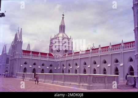 Es befindet sich in Velankanni im Nagapattinam-Viertel, Tamil Nadu. Velankanni hat eines der größten katholischen Pilgerzentren des Landes, die Basilika unserer Lieben Frau der guten Gesundheit. Mutter Vailankanni. Bekannt als die „Lourdes des Ostens“, ist die Kirche Velankanni eine der meistverehrten Pilgerfahrten für Katholiken in Indien. Die Geschichte der Kirche geht zurück auf das 16. Oder 17. Jahrhundert, als Mutter Maria in diesem kleinen Dorf erschienen sein soll, mit dem kleinen Jesus in ihren Händen. Stockfoto