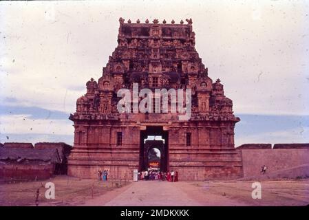 Der Brihadishvara-Tempel, von seinem Erbauer Rajarajesvaram genannt und lokal als Thanjai Periya Kovil und Peruvudaiyar Kovil bekannt, ist ein Shaivite Hindu-Tempel, erbaut in einem Chola-Architekturstil am Südufer des Cauvery River in Thanjavur, Tamil Nadu, Indien. Der Tempel hat eine riesige mit Kolonnaden überzogene Prakara (Korridor) und eine der größten Shiva-Lingas in Indien. Es ist auch berühmt für die Qualität seiner Skulptur und ist der Ort, der die Messing-Nataraja, Shiva, im 11. Jahrhundert als herrn des Tanzes in Auftrag gegeben hat. Stockfoto