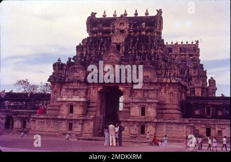 Der Brihadishvara-Tempel, von seinem Erbauer Rajarajesvaram genannt und lokal als Thanjai Periya Kovil und Peruvudaiyar Kovil bekannt, ist ein Shaivite Hindu-Tempel, erbaut in einem Chola-Architekturstil am Südufer des Cauvery River in Thanjavur, Tamil Nadu, Indien. Der Tempel hat eine riesige mit Kolonnaden überzogene Prakara (Korridor) und eine der größten Shiva-Lingas in Indien. Es ist auch berühmt für die Qualität seiner Skulptur und ist der Ort, der die Messing-Nataraja, Shiva, im 11. Jahrhundert als herrn des Tanzes in Auftrag gegeben hat. Stockfoto