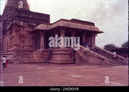 Der Brihadishvara-Tempel, von seinem Erbauer Rajarajesvaram genannt und lokal als Thanjai Periya Kovil und Peruvudaiyar Kovil bekannt, ist ein Shaivite Hindu-Tempel, erbaut in einem Chola-Architekturstil am Südufer des Cauvery River in Thanjavur, Tamil Nadu, Indien. Der Tempel hat eine riesige mit Kolonnaden überzogene Prakara (Korridor) und eine der größten Shiva-Lingas in Indien. Es ist auch berühmt für die Qualität seiner Skulptur und ist der Ort, der die Messing-Nataraja, Shiva, im 11. Jahrhundert als herrn des Tanzes in Auftrag gegeben hat. Stockfoto