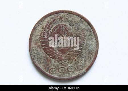 Alte udssr-Münzen in Stückelung von 20 Kopeken auf weißem Hintergrund, 20 Kopeken 1982, alte udssr-Münze Stockfoto