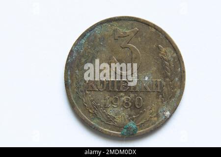Alte udssr-Münzen in Stückelung von 3 Kopeken auf weißem Hintergrund, 3 Kopeken 1980, alte udssr-Münze Stockfoto