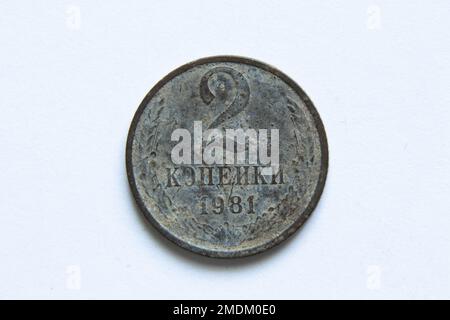 Alte udssr-Münzen in Stückelung von 2 Kopeken auf weißem Hintergrund, 2 Kopeken im Jahr 1981, alte udssr-Münze Stockfoto