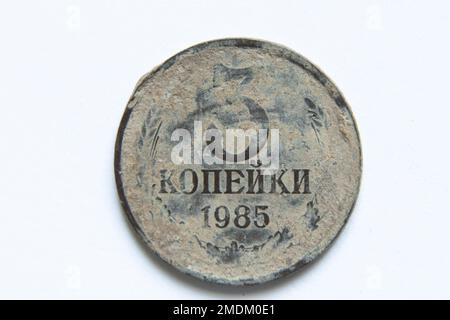 Alte udssr-Münzen in Stückelung von 3 Kopeken auf weißem Hintergrund, 3 Kopeken 1985, alte udssr-Münze Stockfoto