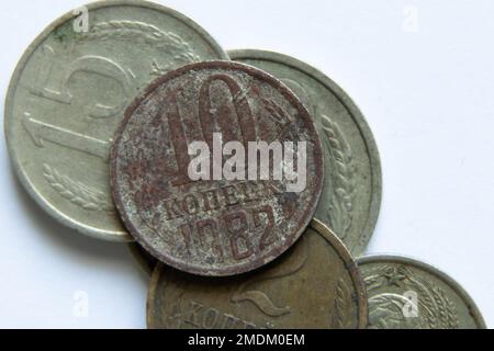 Alte Münzen der udssr in Stückelung von 10 Kopeken auf weißem Hintergrund, 20 Kopeken alte Münze, udssr Stockfoto