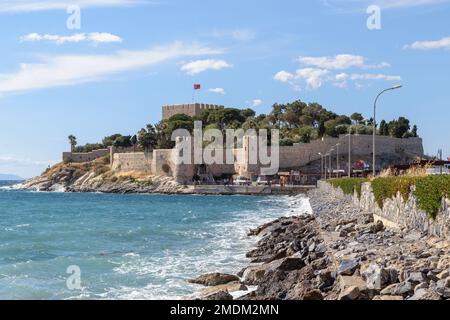 KUSADASI, TÜRKEI - 2. JUNI 2021: Dies ist die osmanische Festung von Guverjinada (15. Jahrhundert). Stockfoto