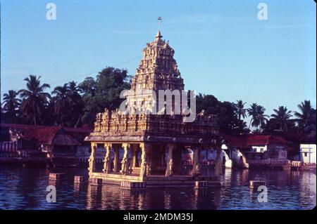 Der Thanumalayan-Tempel, auch Sthanumalayan-Tempel genannt, ist ein wichtiger Hindu-Tempel im Suchindram im Kanyakumari-Viertel Tamil Nadu, Indien. Der Suchindram-Tempel, auch bekannt als Thanumalayan-Tempel, befindet sich im Suchindram-Viertel von Kanyakumari. Der beeindruckende Aspekt dieses Tempels ist, dass er der Dreifaltigkeit Gottes, Lord Shiva, Lord Vishnu und Lord Brahma gewidmet ist. Stockfoto